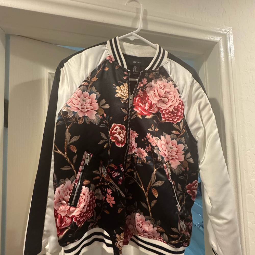 Satin like bomber jacket new.